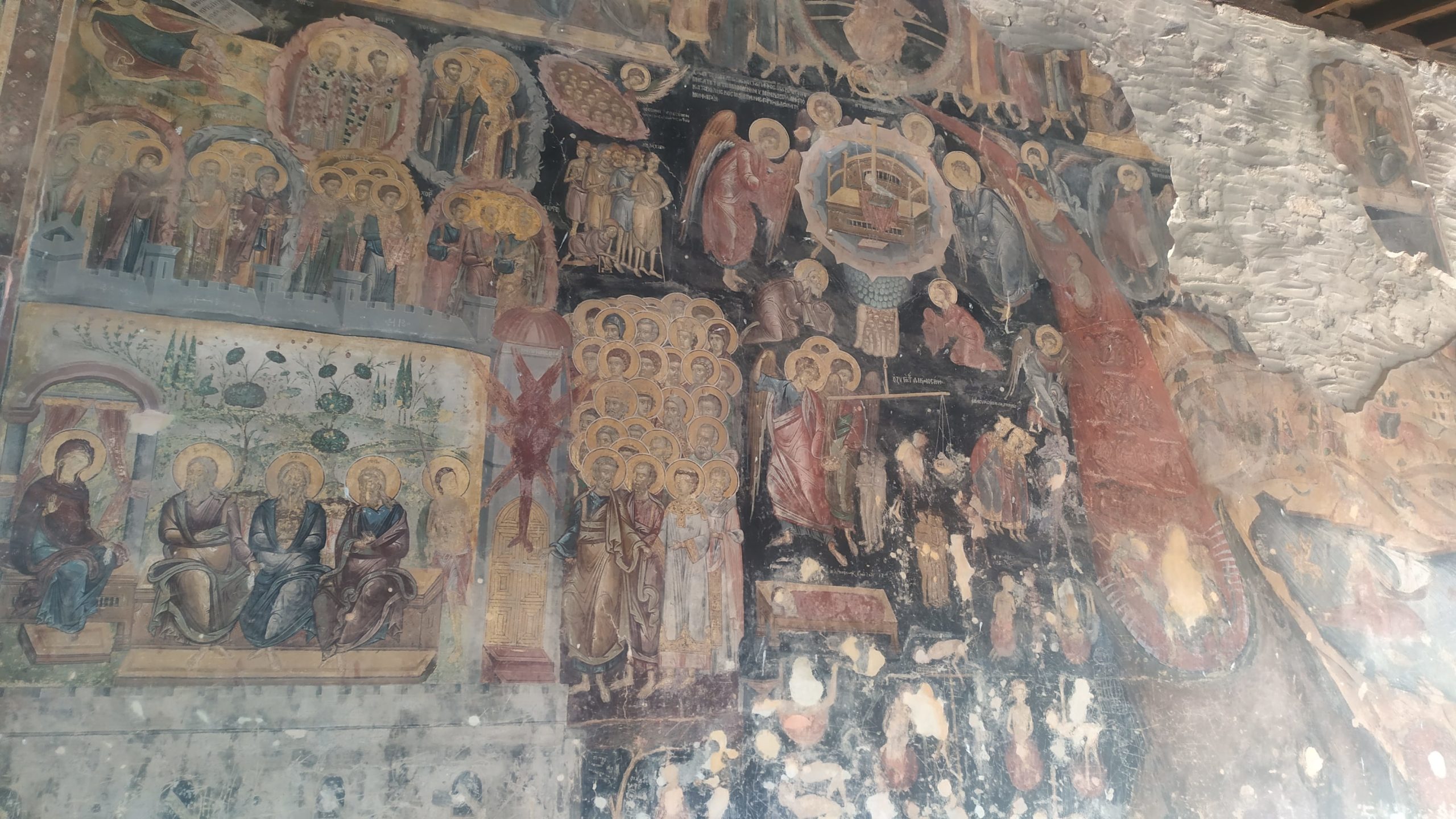 Des peintures du Christ sur le mur d'une vieille église