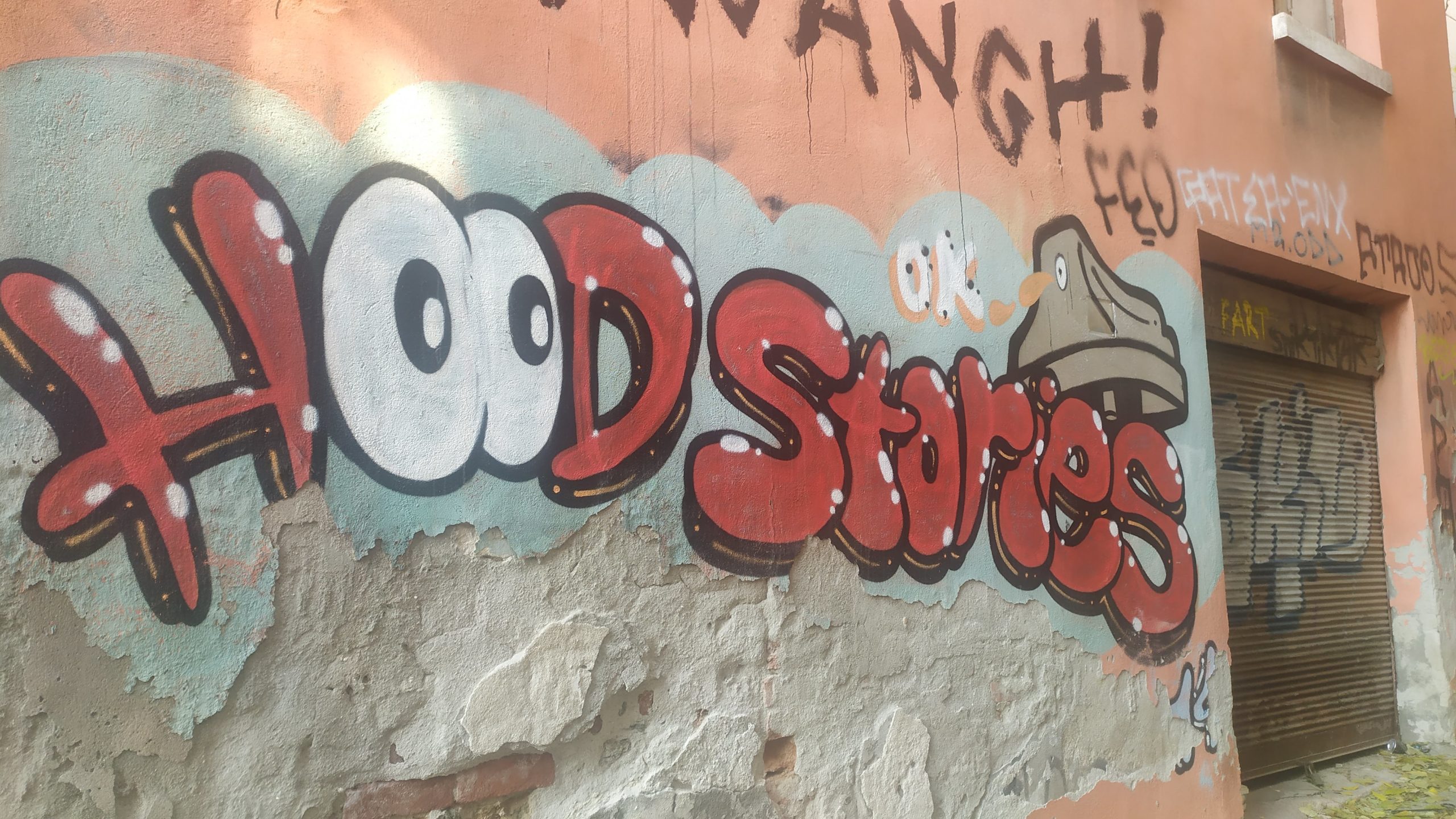 Un tag réalisé sur un mur et qui dit : Hood Stories
