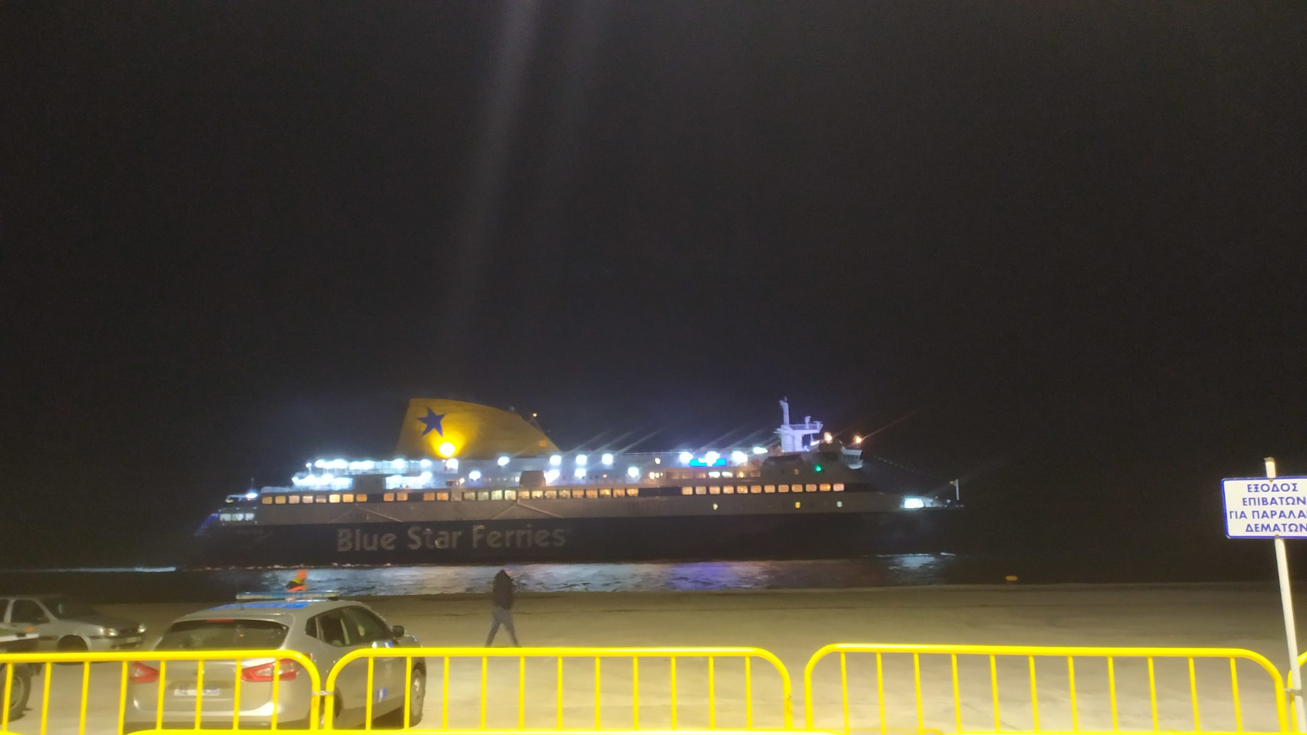 Un ferry arrive dans la nuit