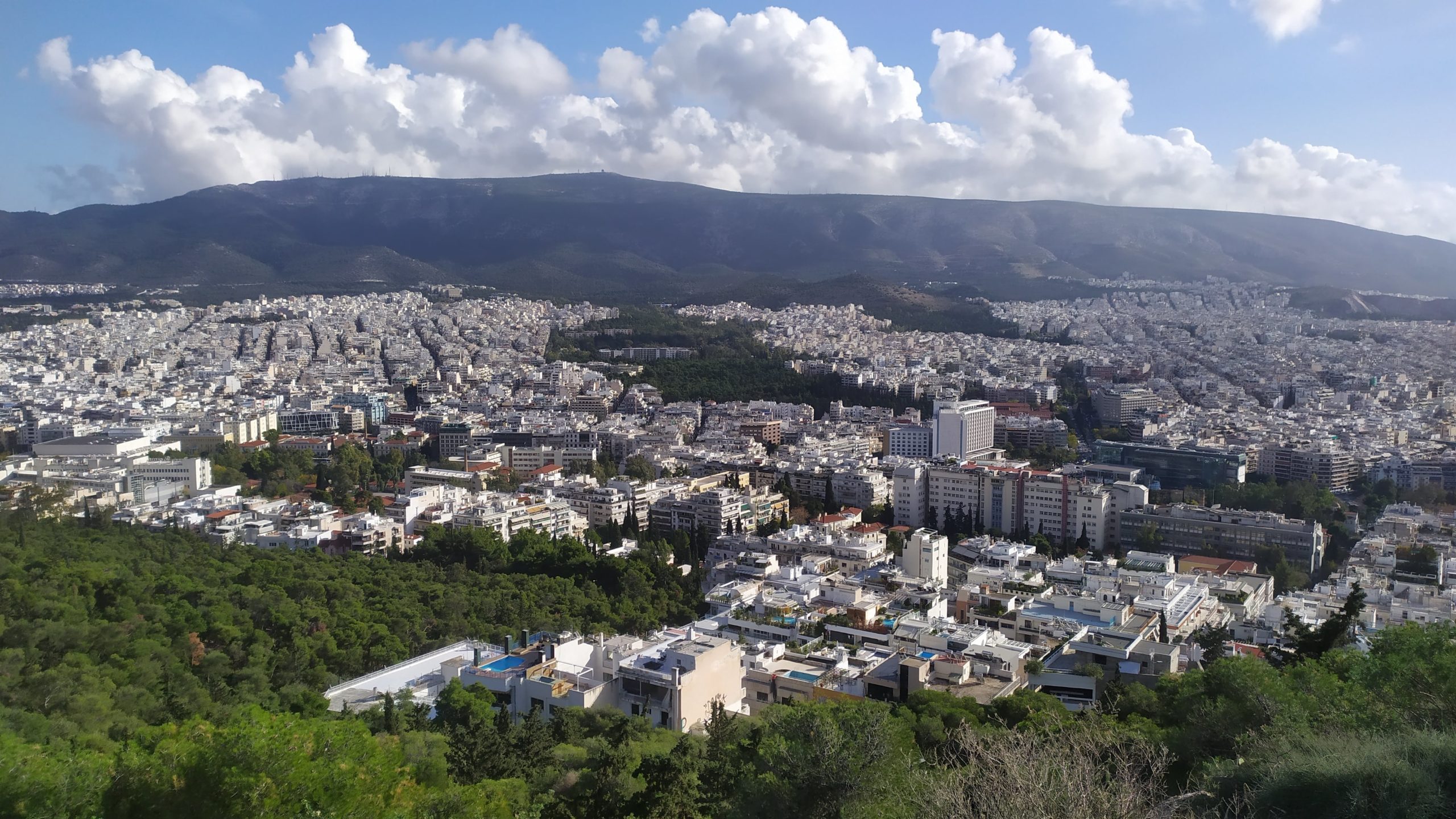 Une vue panoramique der Athènes qui mêle monuments historiques et ville moderne