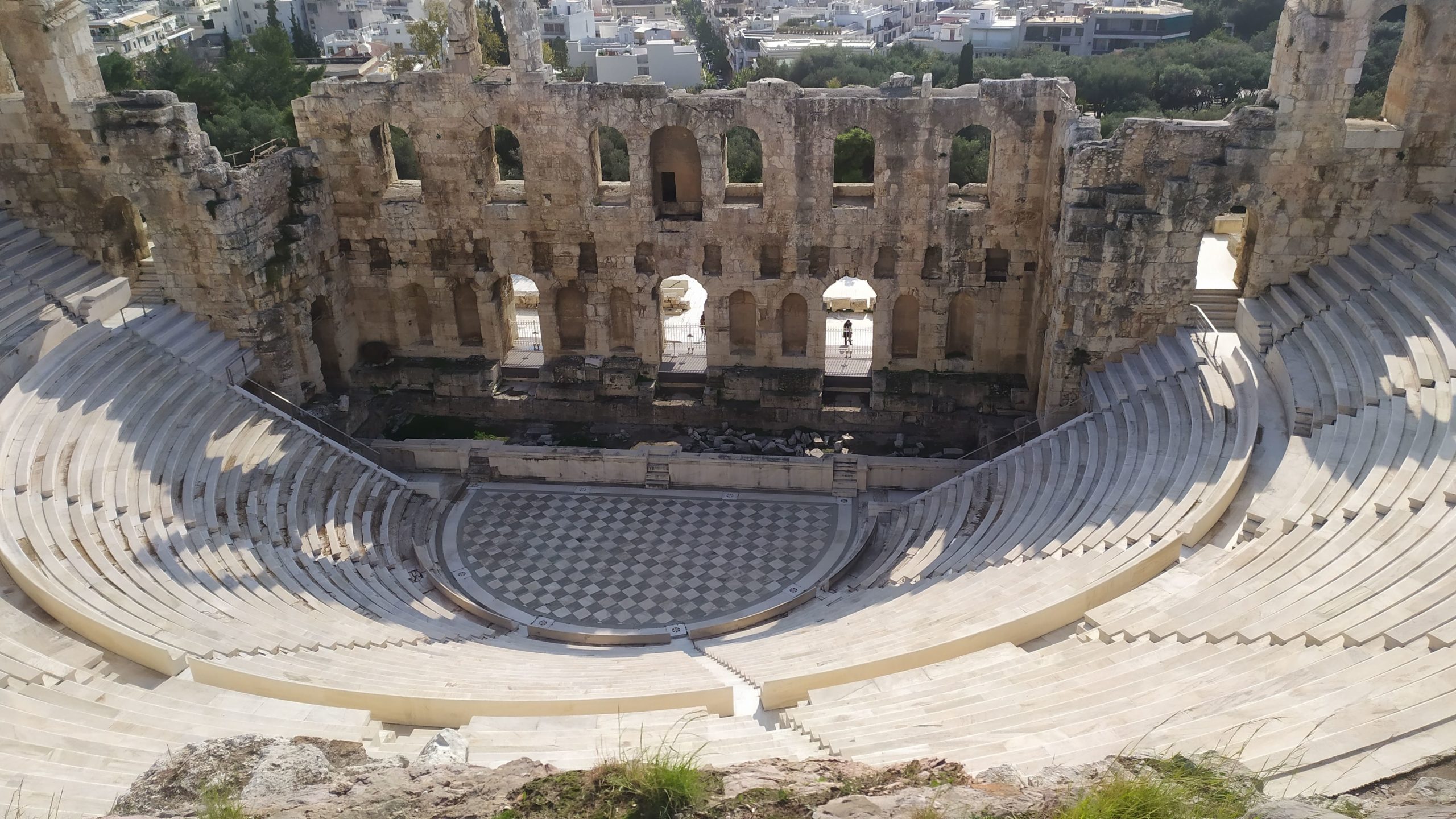Une partie de l'acropole qui déboule sur un petit amphithéâtre
