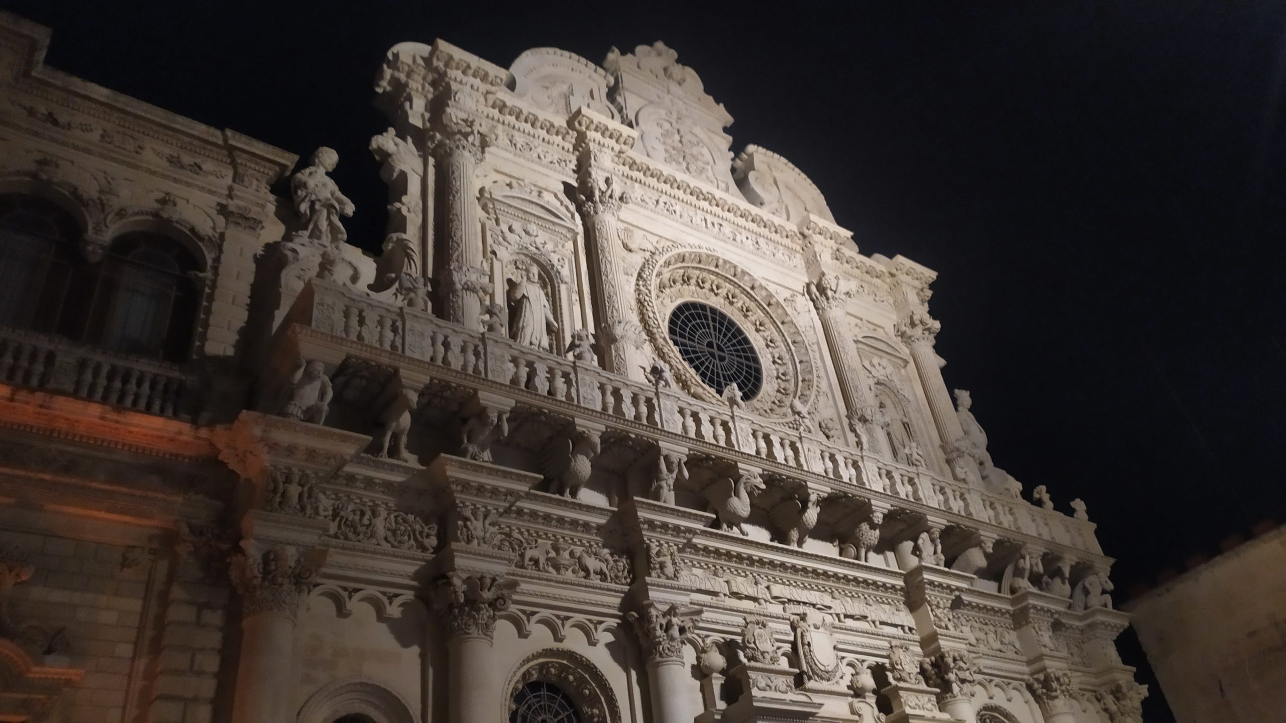 bâtiment éclairé le soir à Lecce