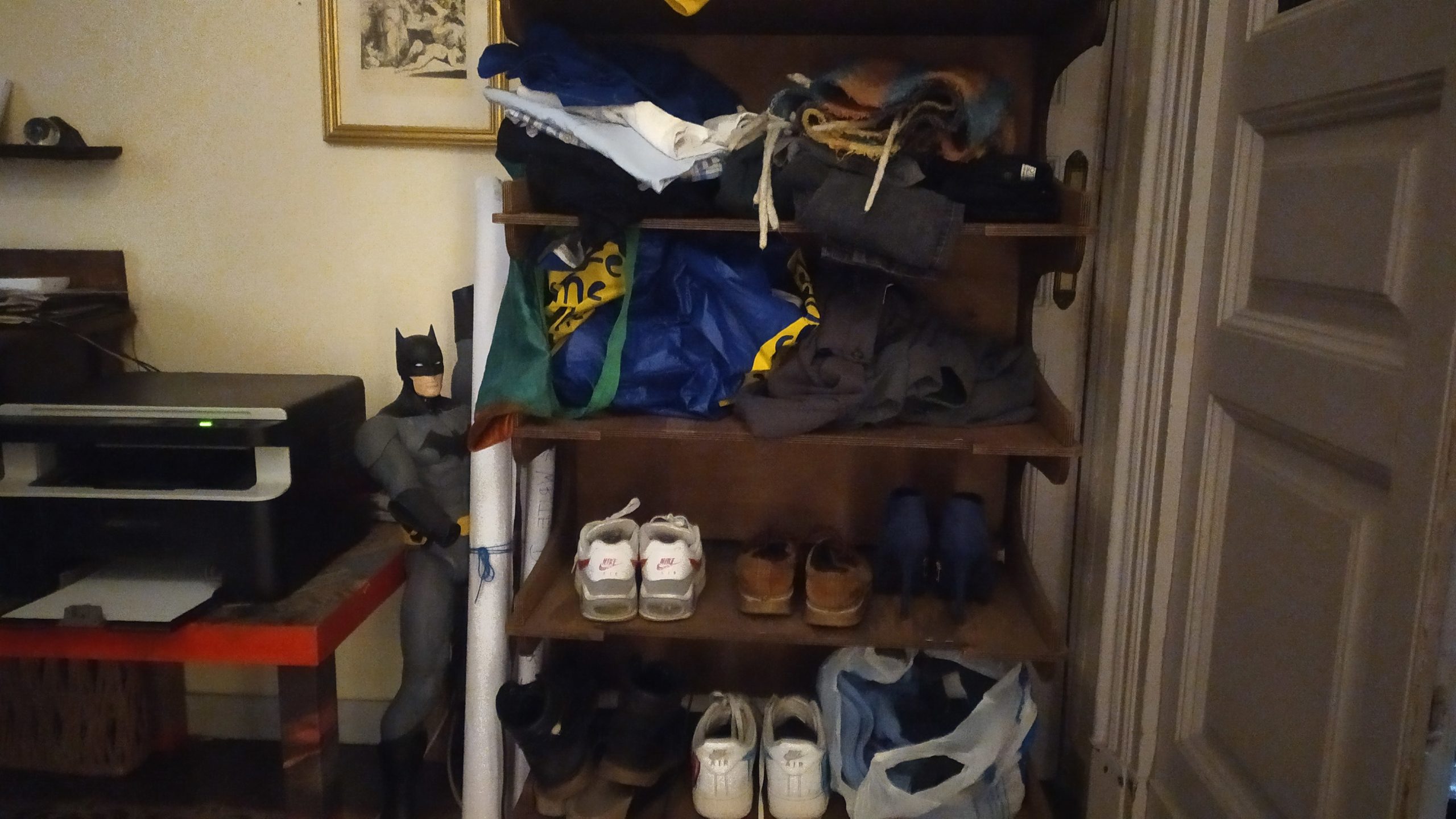 Une étagère remplie de vêtements et chaussures à donner ou échanger