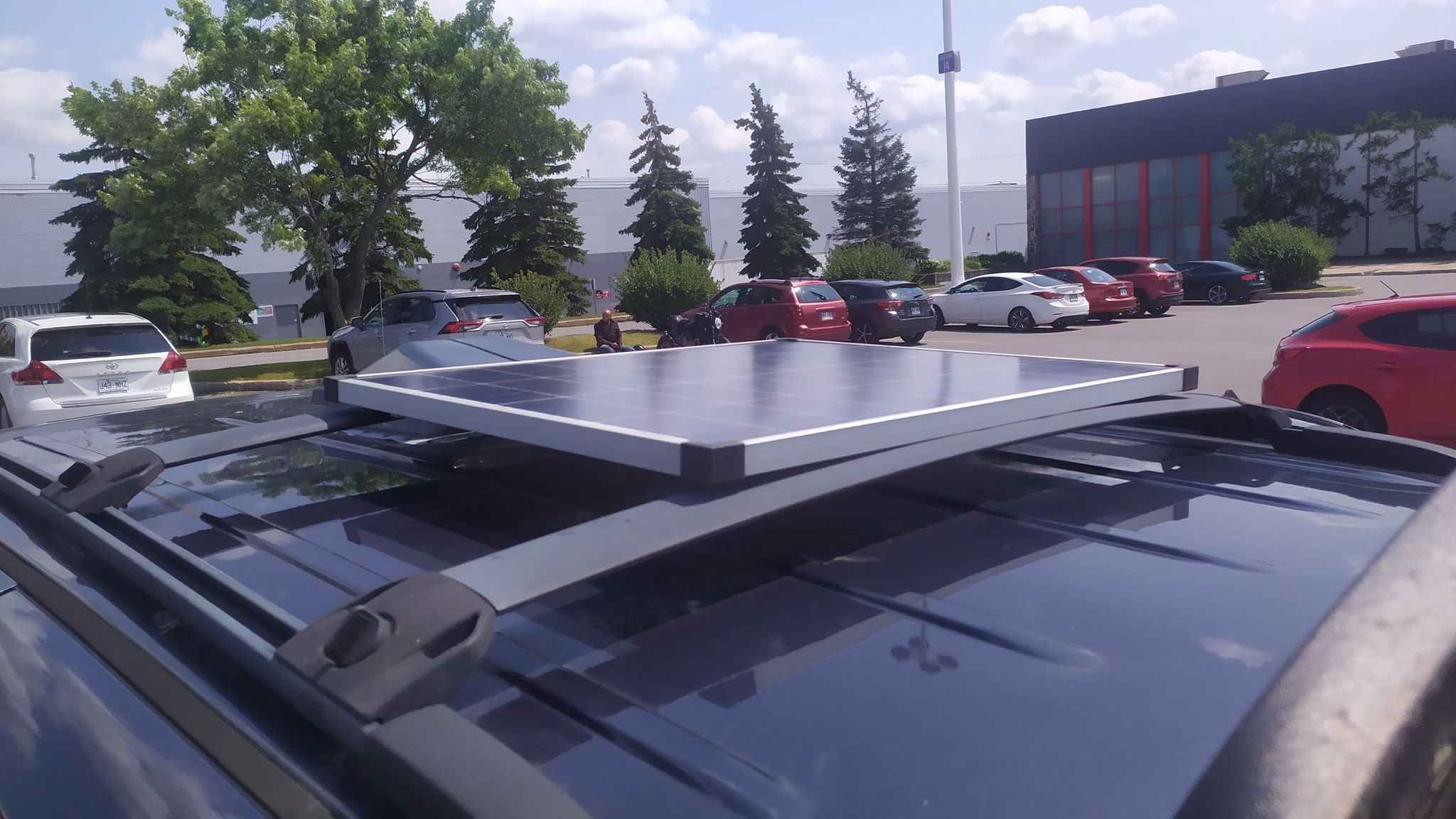 le panneau solaire est fixé sur le toit et récupère l'énergie pour une batterie marine qui est située à l'arrière du van