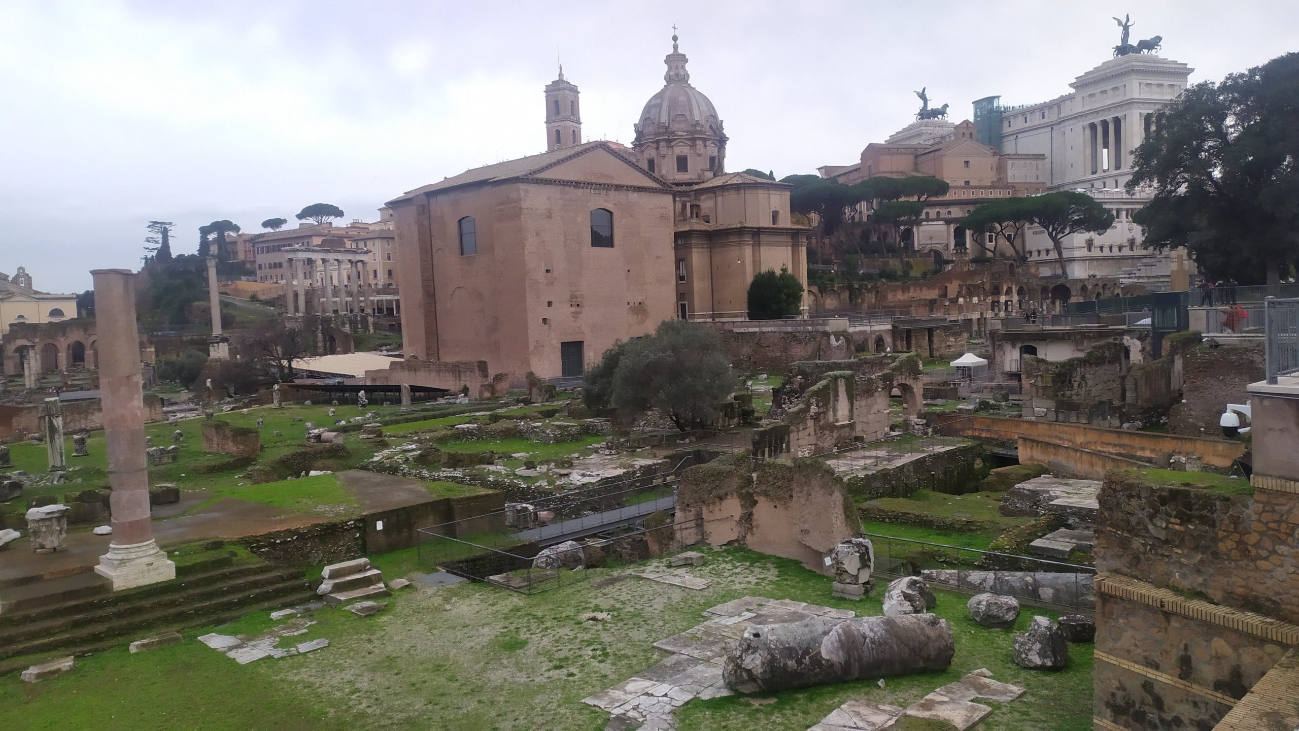 Les ruines dans la ville de Rome sont omniprésentes