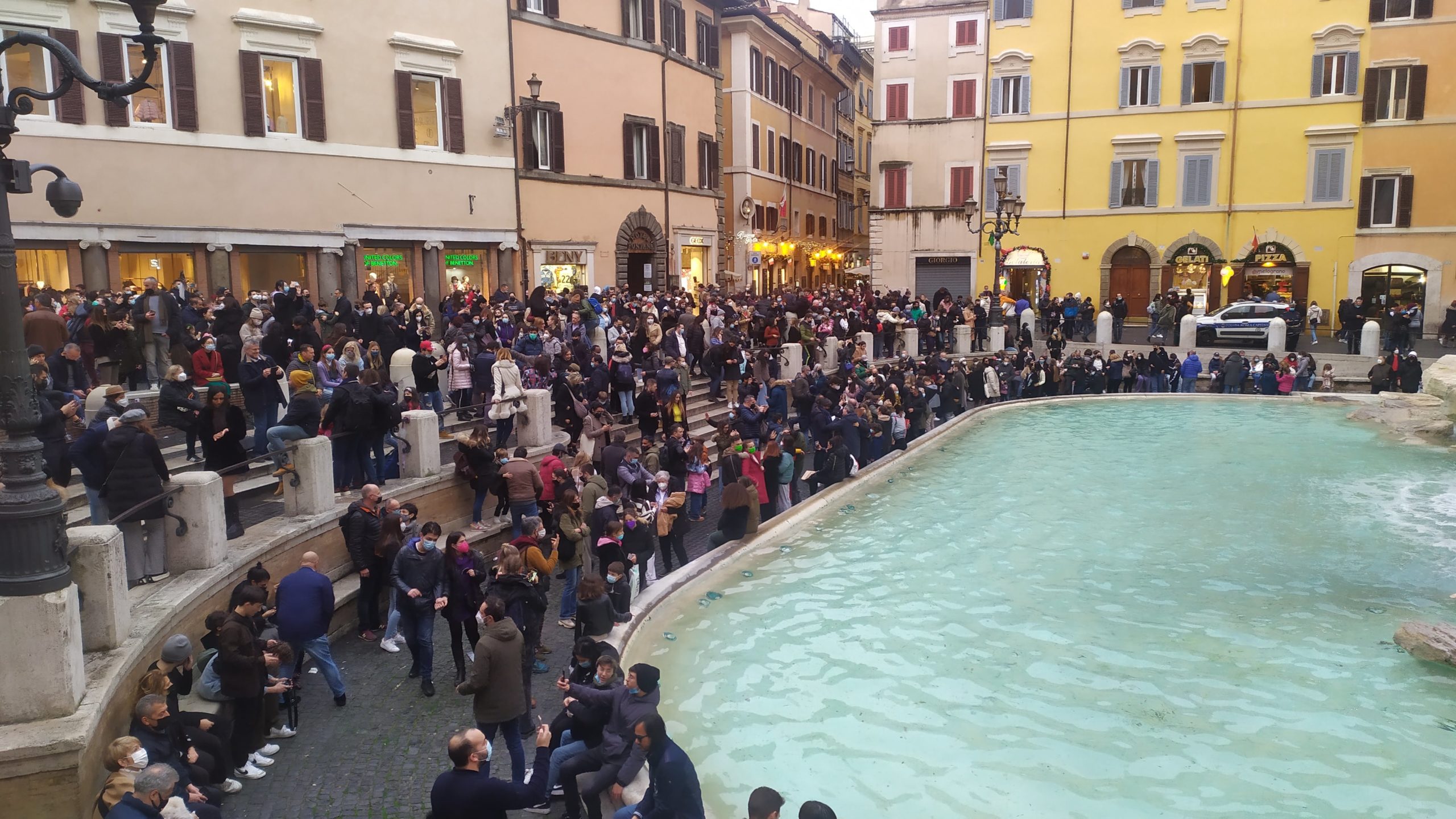 une foule est amassée devant la Fontaine de Trevi