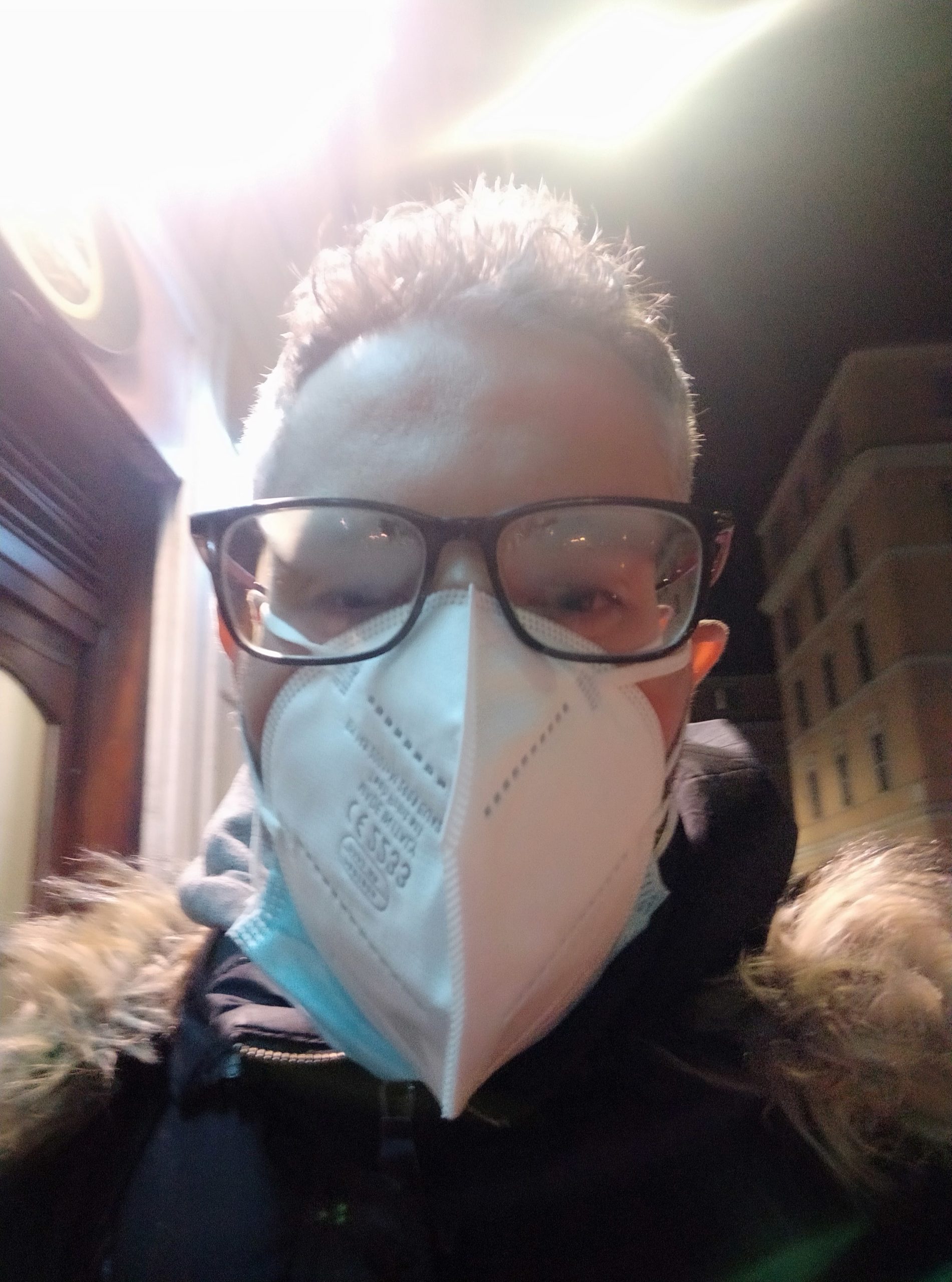 une photo de moi portant un masque FFP2 avec plein de buée sur mes lunettes