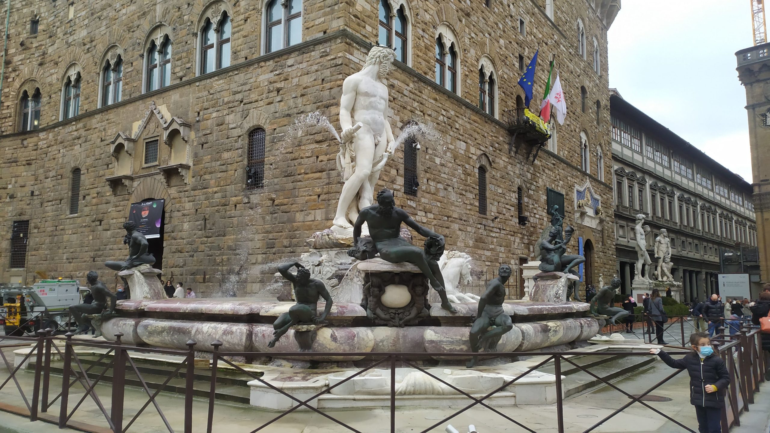 Une fontaine magnifique avec des statues 