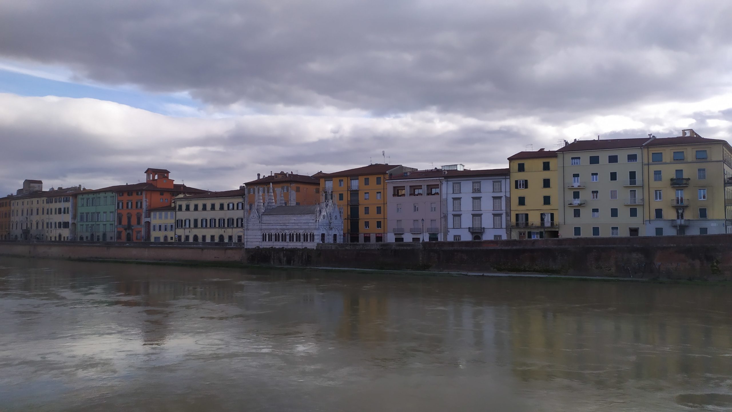 Vue sur la rivière avec les bâtiments colorés de Bologne
