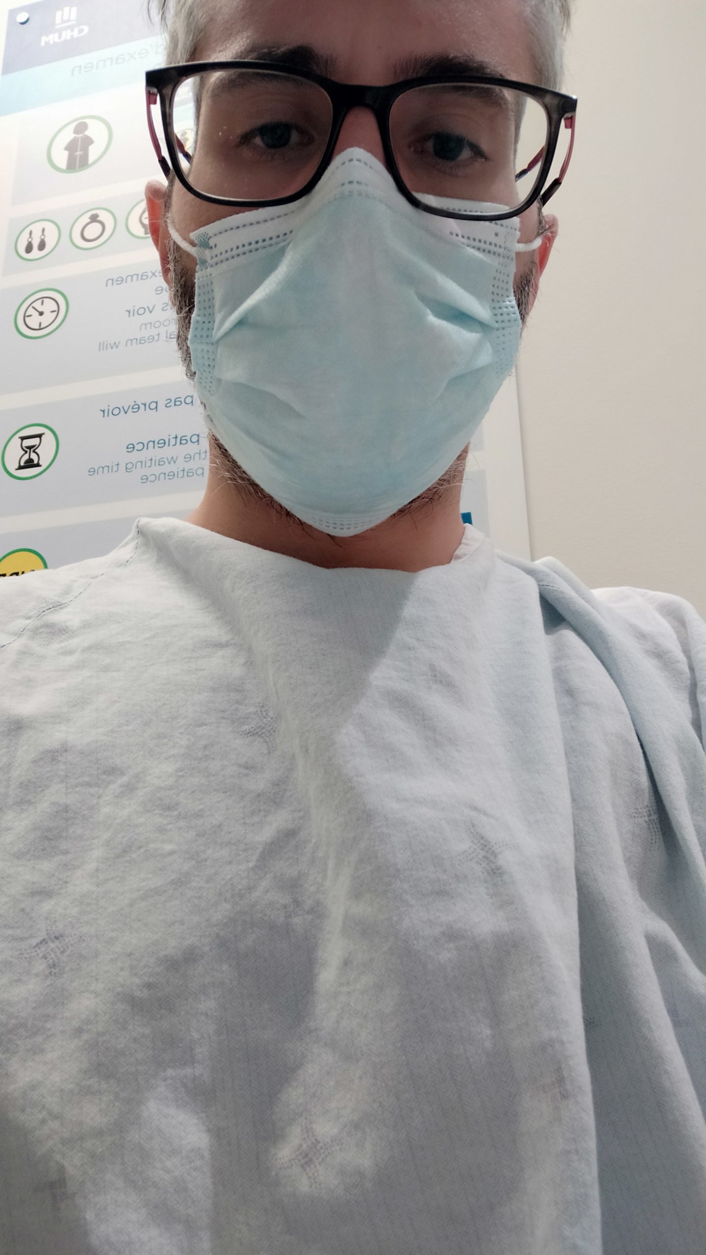 selfie en blouse d'hôpital, la mine fatiguée