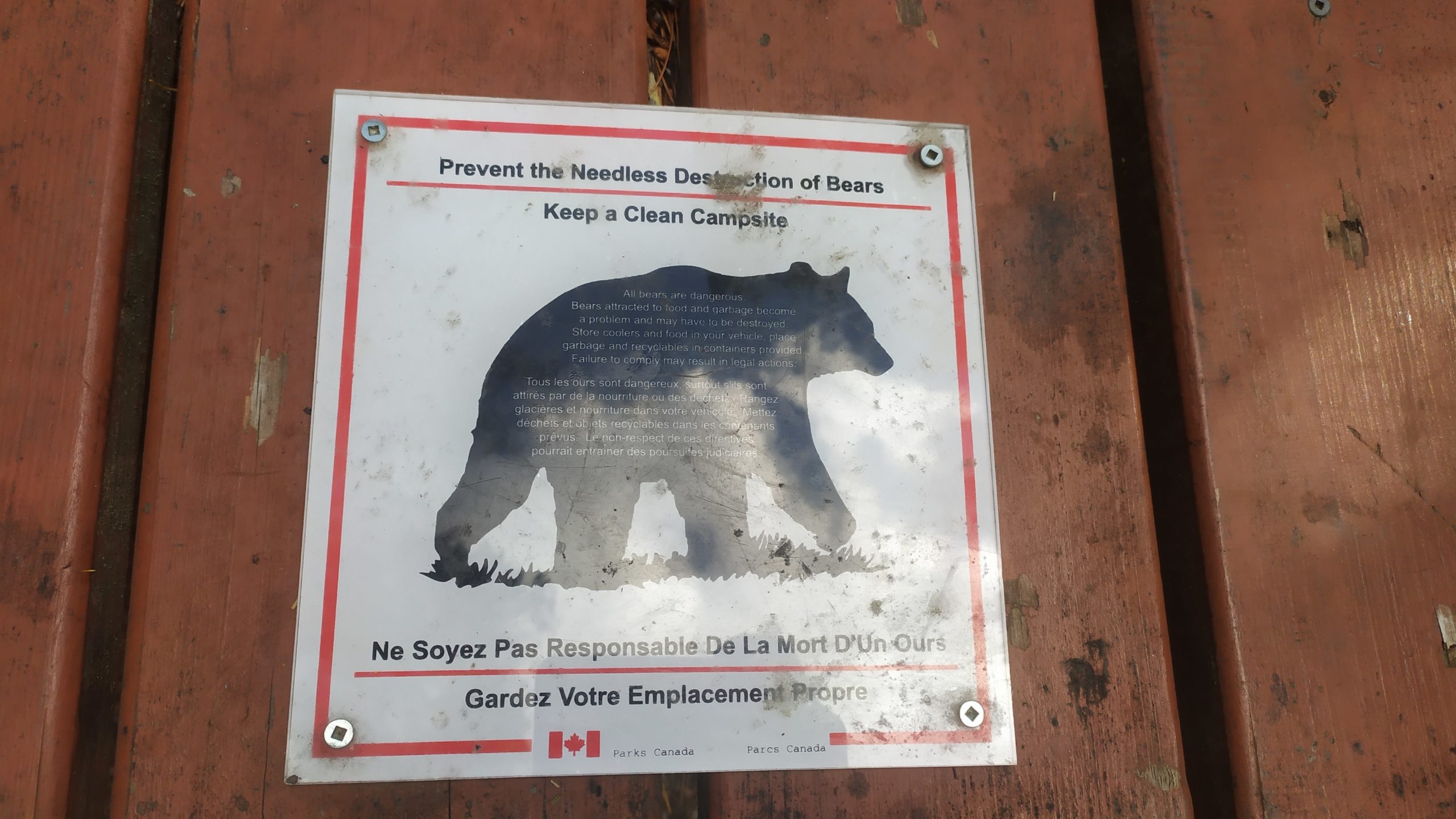 Un panneau informant de notre arrivée au pays des ours et invitant les campeurs à faire preuve de prudence et précaution