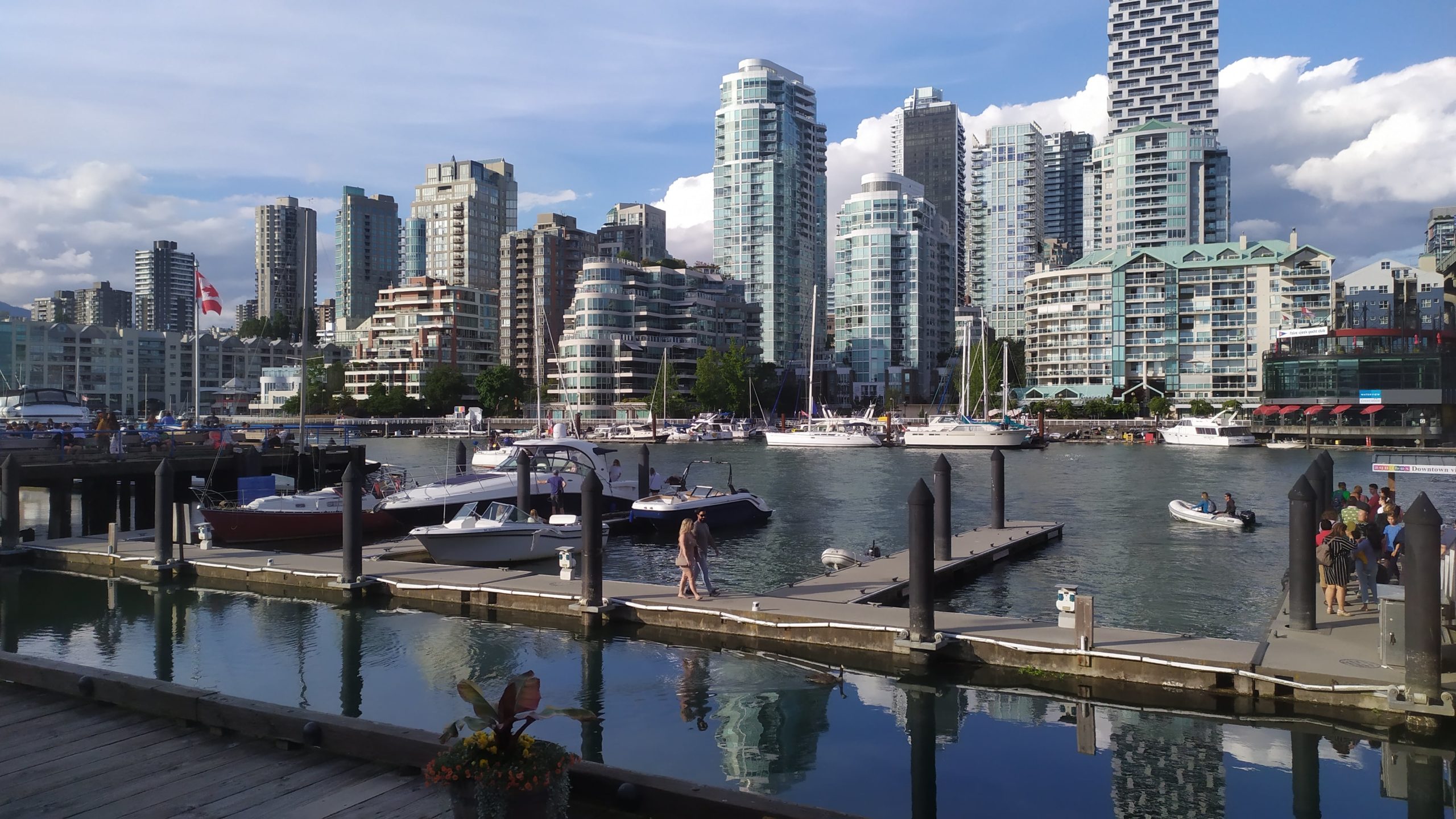 vue de Vancouver avec des immeubles modernes en face d'un port de plaisancea