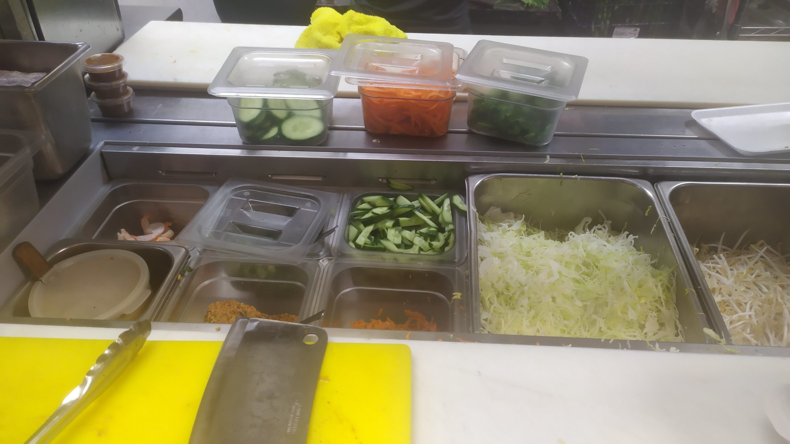 l'intérieur de la cuisine où sont stockés les légumes utilisés pour préparer les plats du restaurant vietnamiens: laitue, concombres, carottes, etc