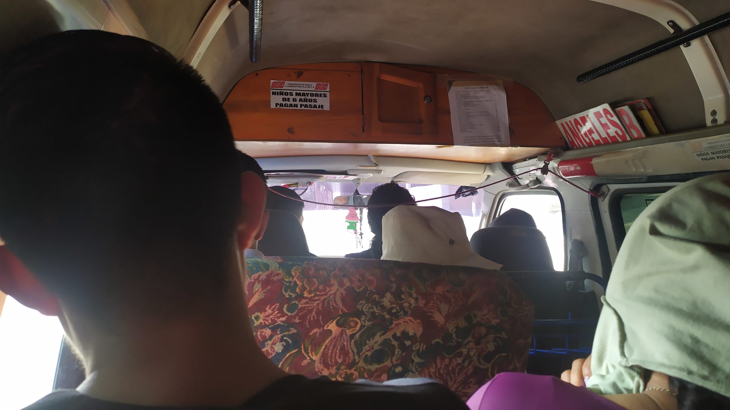 une prise de vue dans un minibus bondé 