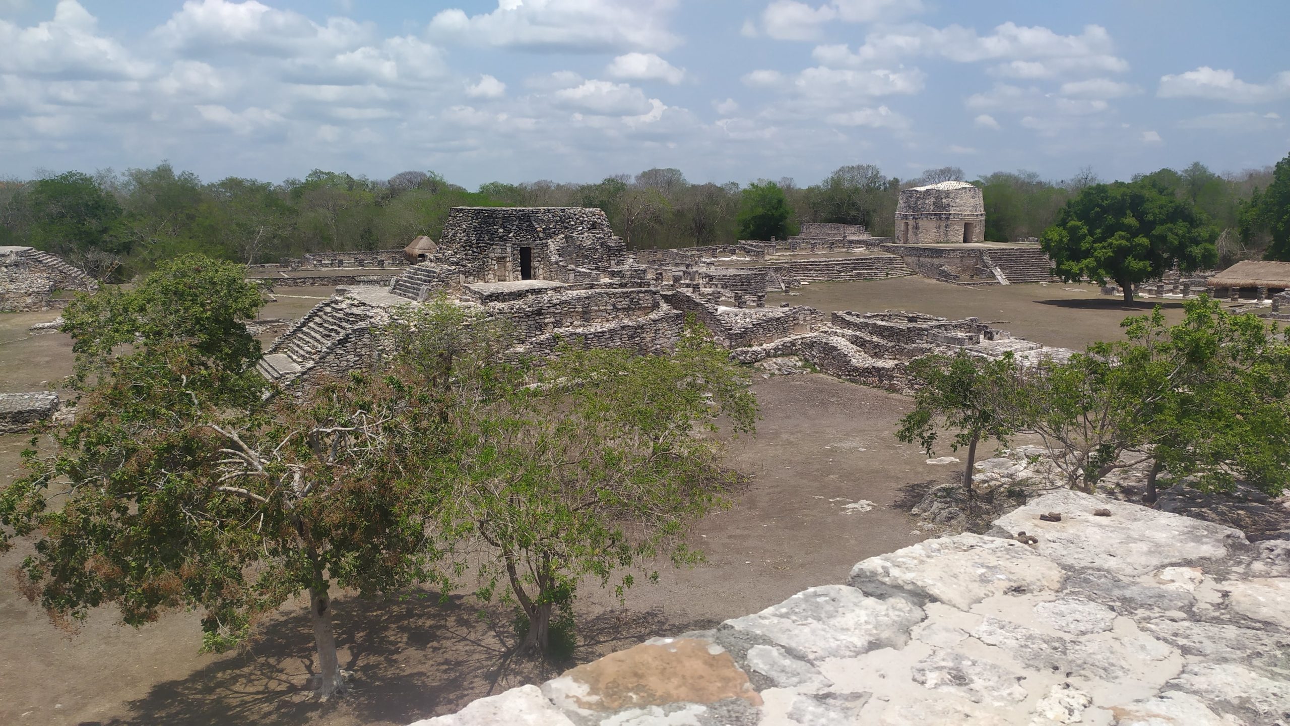 le site de Mayapan n'est pas très grand, mais de nombreus édifices bien préservés sont observables depuis le dessus d'une pyramide